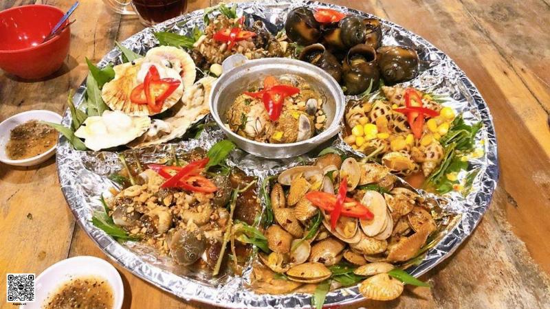 Đĩa ốc bươu hấp sả thơm lừng, sẵn sàng để thưởng thức, món ăn phổ biến tại các quán ốc ngon Sài Gòn